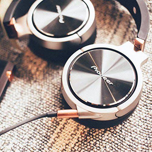 Closed Dynamic Headphones with Detachable Cable W9533