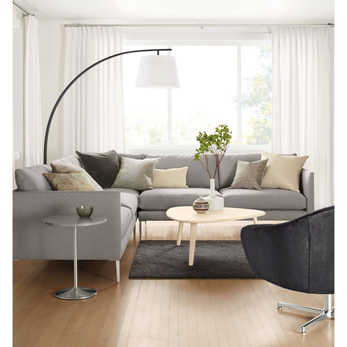 White Round End Table 27 Diameter 22H M424